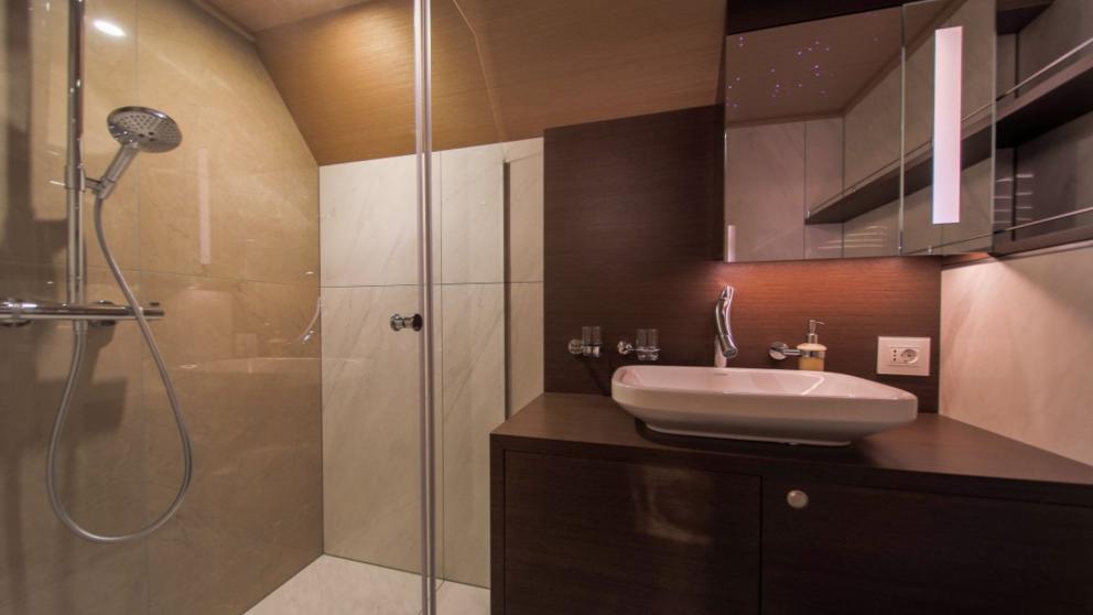 Guest bathroom of luxury sailing yacht Omnia image 6