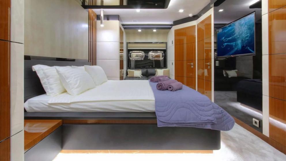 Motorsailer Moss' luxurious two-person guest cabin image 1