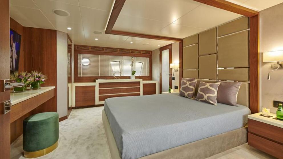 Guest cabin for two on the luxury motor yacht La Fenice picture 2