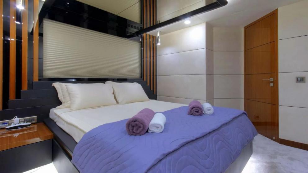 Motorsailer Moss' luxurious two-person guest cabin image 4