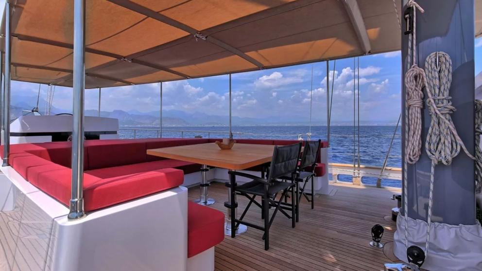 The aft deck dining table of the Motorsailer Moss.