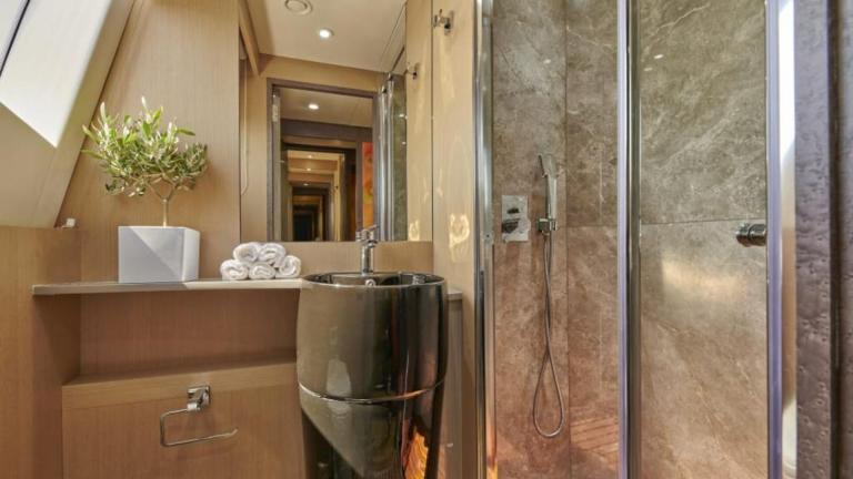 Guest bathroom of the motor yacht La Fenice picture 2