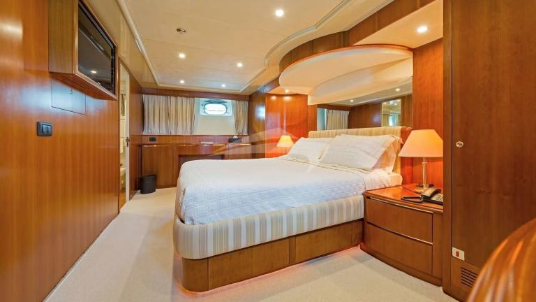 Guest cabin for two on motor yacht Illya F picture 2