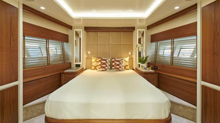 Guest cabin for two on the luxury motor yacht La Fenice picture 4