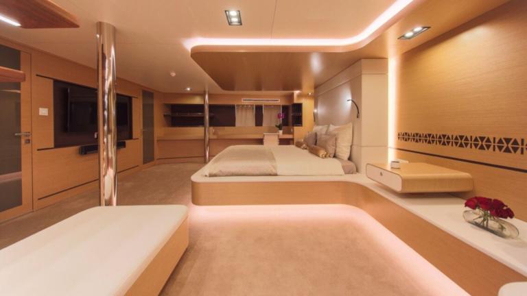 Guest cabin on the luxury sailing yacht Omnia image 5