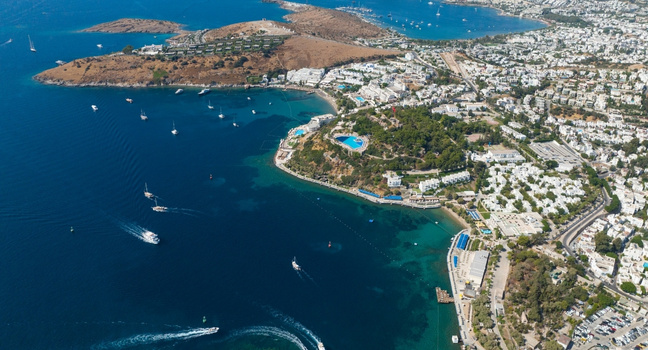 Von Bodrum nach Marmaris – Segeln entlang der türkischen Ägäis Luftaufnahme der Küste von Bodrum mit Yachten und Buchten entlang der Segelroute nach Marmaris in der Türkei.