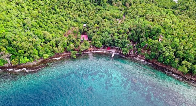 Küstennähe in der Türkei mit sanften Wellen und grüner Natur aus der Luft