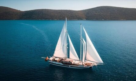 Ein beeindruckendes Gulet segelt durch das ruhige, türkisfarbene Wasser vor der grünen Küstenlinie Kroatiens – ideal für eine entspannte Kreuzfahrt entlang der Adriaküste