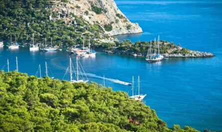 Fethiye Yachtcharter Erleben Sie klare Gewässer und grüne Hügel mit Blick auf historische Ruinen