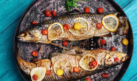 Gegrillter Fisch mit Zitrone und Tomaten in einem Restaurant in Marmaris Türkei