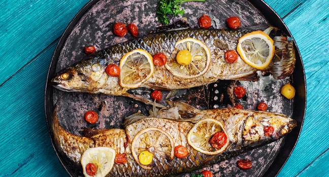 Gegrillter Fisch mit Zitrone und Tomaten in einem Restaurant in Marmaris Türkei