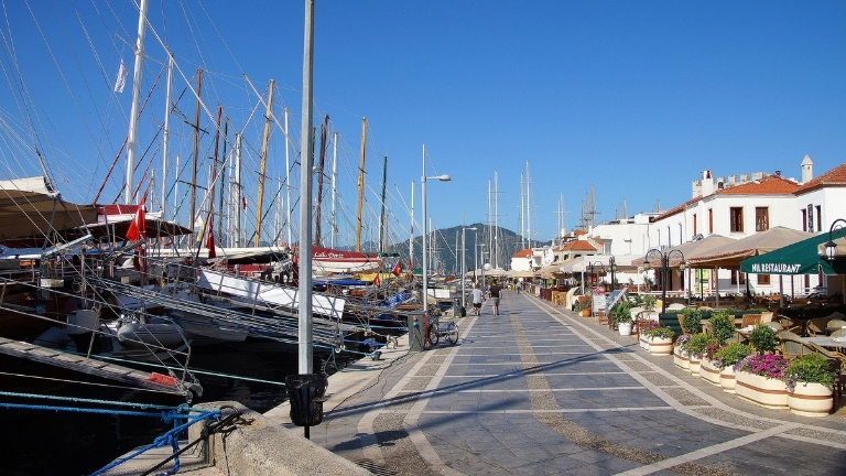 Marmaris Hafen – berühmte Fischrestaurants an der Ägäis Fischrestaurants am Hafen von Marmaris Türkei mit Blick auf die Gulets