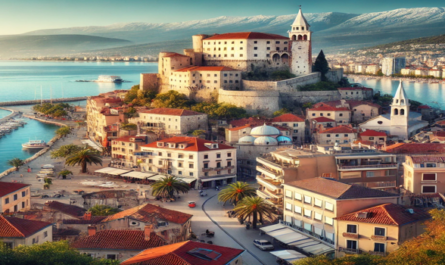 Ein wunderschöner Blick auf Rijeka an der Adriaküste mit dem Kastell von Trsat und dem klaren Wasser. Ideal für Reisende, die die kroatische Stadt erkunden möchten