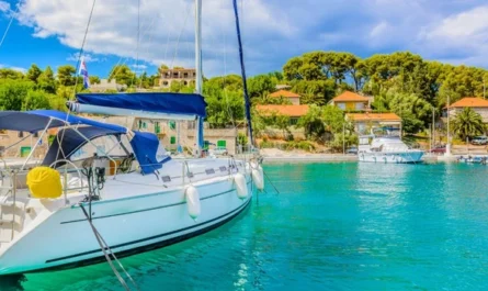 Segelyacht in kroatischem Hafen mit klarem Wasser.