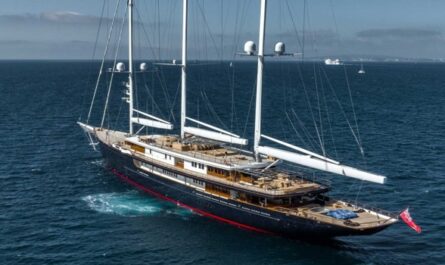 Die Segelyacht Koru von Jeff Bezos fährt elegant über das Meer – mit schwarzem Rumpf und drei Masten