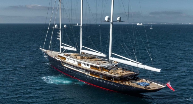 Die Segelyacht Koru von Jeff Bezos fährt elegant über das Meer – mit schwarzem Rumpf und drei Masten