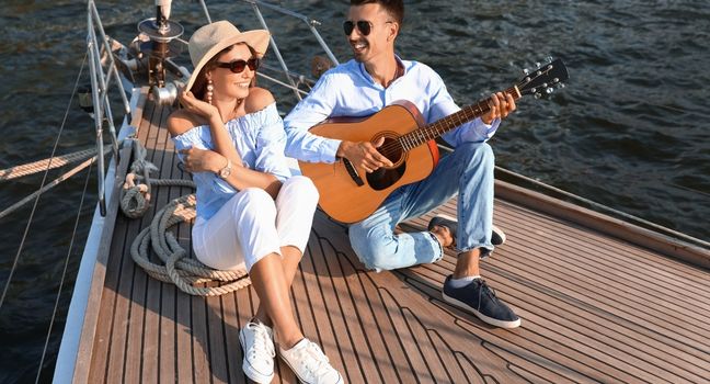 Wie finde ich eine Yacht für ein Musikfestival?