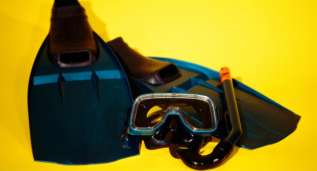 Flossen Tauchmaske und Schnorchel liegen als Ausrüstung für Sicherheit bereit