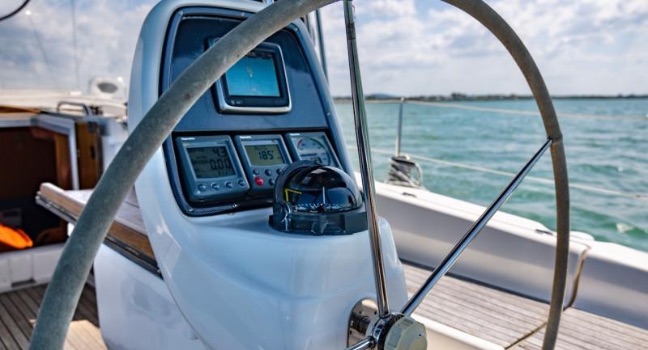 Bavaria Yacht Deck im Charterbetrieb Ein gepflegtes Teakdeck einer Bavaria Segelyacht zeigt die hochwertige Ausstattung, die im Chartermarkt besonders geschätzt wird