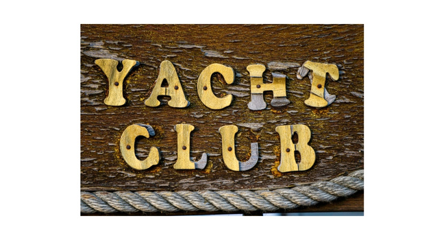 Holzschild mit der Aufschrift „Yacht Club“ – maritimes Detail des Bellerive Yacht Club am Genfersee