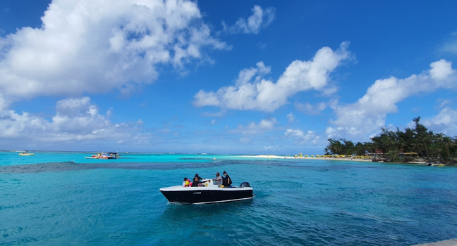 Kleines Boot auf dem türkisblauen Meer vor der Küste Kretas, umgeben von klarer Sicht und idealen Bedingungen zum Schnorcheln