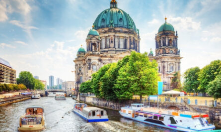 Boot auf der Spree in Berlin mit Blick auf Stadt und Wasserwege