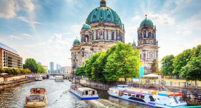Boot auf der Spree in Berlin mit Blick auf Stadt und Wasserwege