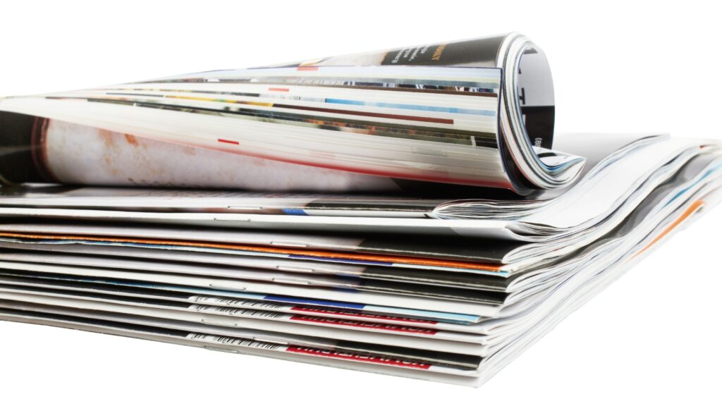 Stapel gedruckter Magazine als Beispiel für digitale Ausgaben Gestapelter Magazin-Stapel als Symbol für moderne digitale Magazine