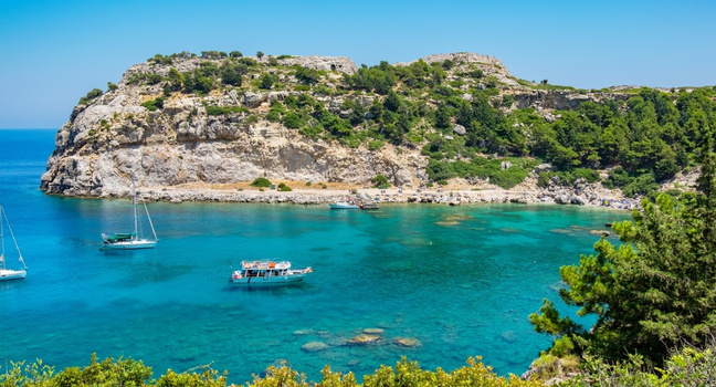 Dodekanes Insel Rhodos mit türkisfarbener Bucht und Booten im Sommer