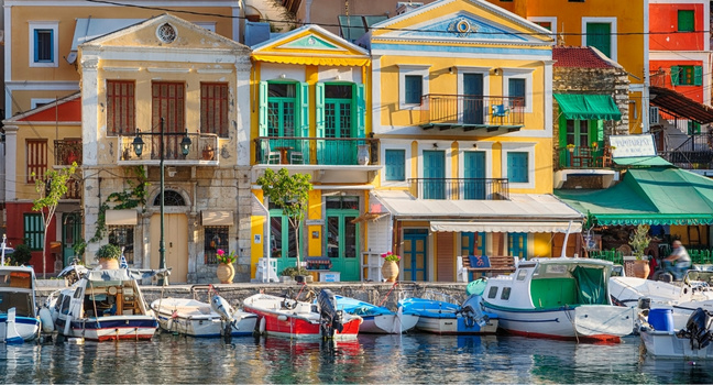 Dodekanes Insel Symi mit farbigen Häusern und Fischerbooten im Hafen