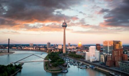 Medienhafen Düsseldorf Skyline - Blick auf den Düsseldorfer Medienhafen mit Rheinturm und Wasserwegen, idealer Startpunkt für Partyboote und Bootstouren
