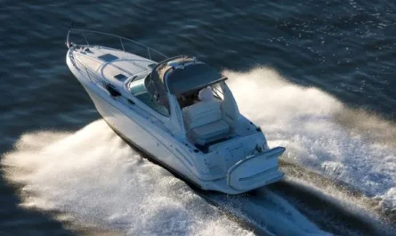 Motorboot gleitet über das Wasser und zeigt den Unterschied zu Verdrängerbooten