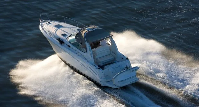 Motorboot gleitet über das Wasser und zeigt den Unterschied zu Verdrängerbooten