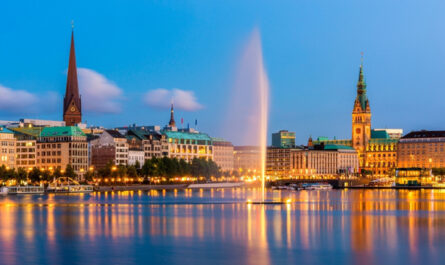 Abendliche Ansicht der Binnenalster in Hamburg mit Rathaus und Skyline, passend zur Atmosphäre einer Hafenrundfahrt