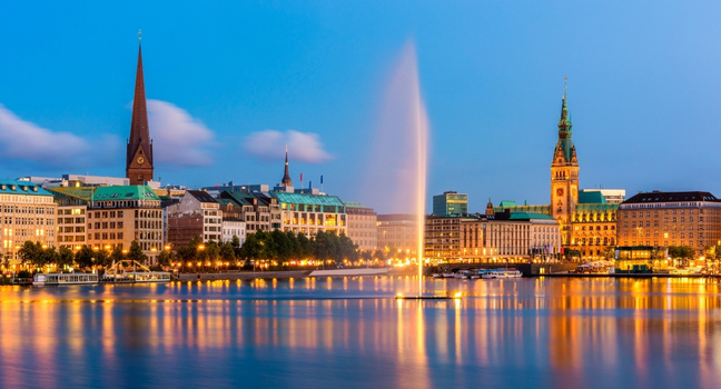 Abendliche Ansicht der Binnenalster in Hamburg mit Rathaus und Skyline, passend zur Atmosphäre einer Hafenrundfahrt