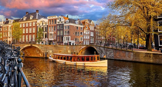 Hausboot mieten Holland – Urlaub auf ruhigen Wasserwegen