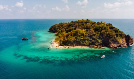 Insel in Kroatien mit türkisblauem Meer – ideal zum Inselhüpfen