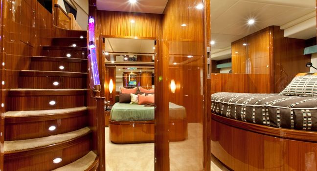 Luxuriöser Innenraum einer Yacht mit Kabinen und Treppe – Beispiel für das Leben an Bord während einer Yachtreise in der Adria