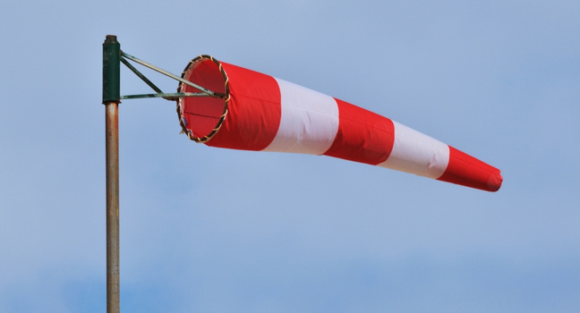 Windsack zeigt starken Meltemi Wind an einem klaren Himmel