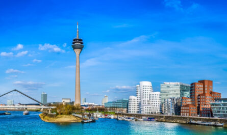 Blick auf den Düsseldorfer Medienhafen mit Rheinturm und Wasserwegen, idealer Startpunkt für Partyboote und Bootstouren