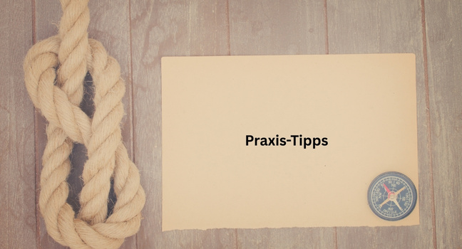 Praxis-Tipps für das perfekte Festmachen Tauwerk und Kompass liegen neben einer Karte für praktische Tipps zum Festmachen