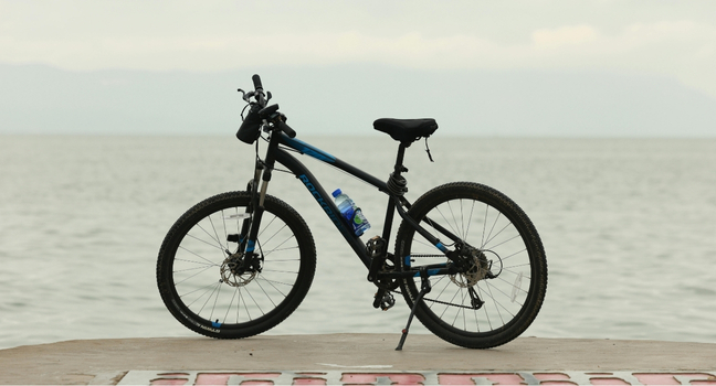 Fahrrad am Meer in Kroatien – Symbol für Rad & Schiff Reisen entlang der Adria