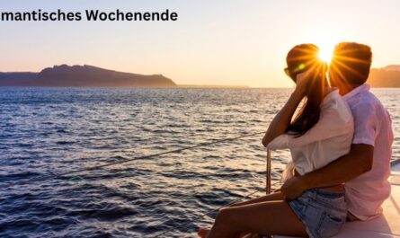 Paar genießt ein romantisches Wochenende auf einer Yacht bei Sonnenuntergang