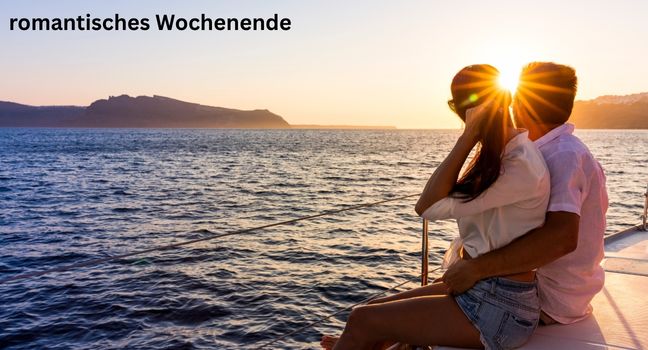 Paar genießt ein romantisches Wochenende auf einer Yacht bei Sonnenuntergang