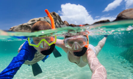 Zwei Personen schnorcheln im türkisblauen Wasser vor der Küste Kretas in Griechenland