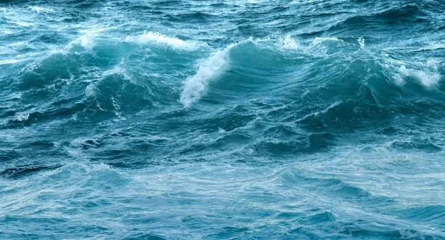 Starke Meeresströmung mit hohen Wellen – Gefahr für Schwimmer durch Strömungen und Boote