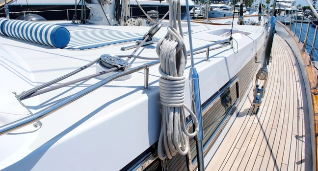 Deck einer Segelyacht mit Leinen und Reling zur Erklärung von Backbord und Steuerbord