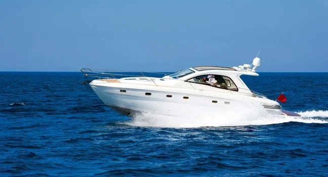 Was bedeutet Verdrängerfahrt bei Booten und Yachten Boot bewegt sich als Verdränger durchs Wasser bei ruhiger See