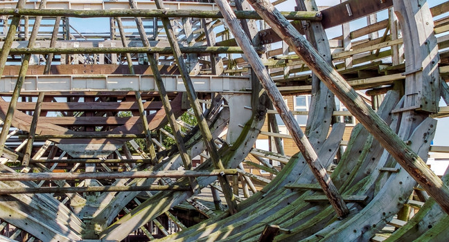 Gulet im Rohbau – handgefertigte Holzstruktur in der Werft Der Rohbau eines traditionellen Gulets mit sichtbaren Holzspanten und Struktur in der Werft
