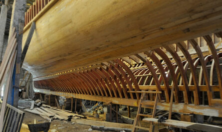 Ein traditionelles Gulet entsteht in Handarbeit – Holzrumpf in einer türkischen Werft